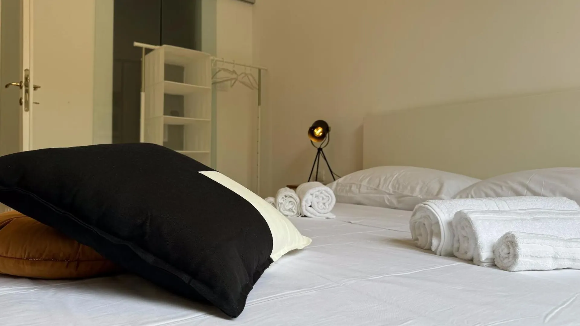 Via Stradivari - Vicino Duomo Apartment Milan 0*,  Italy